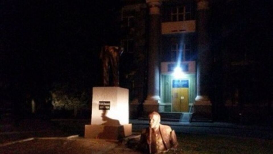 Сегодня ночью в Харькове снесли два памятника Ленину