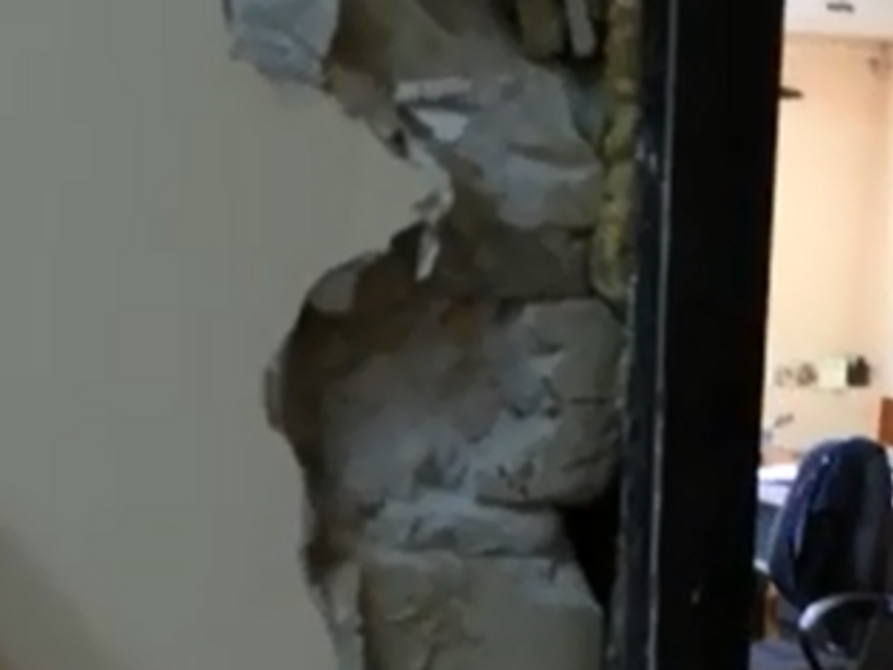 В офисе выбиты двери и разбиты окна