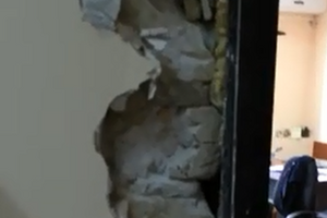 В офисе выбиты двери и разбиты окна