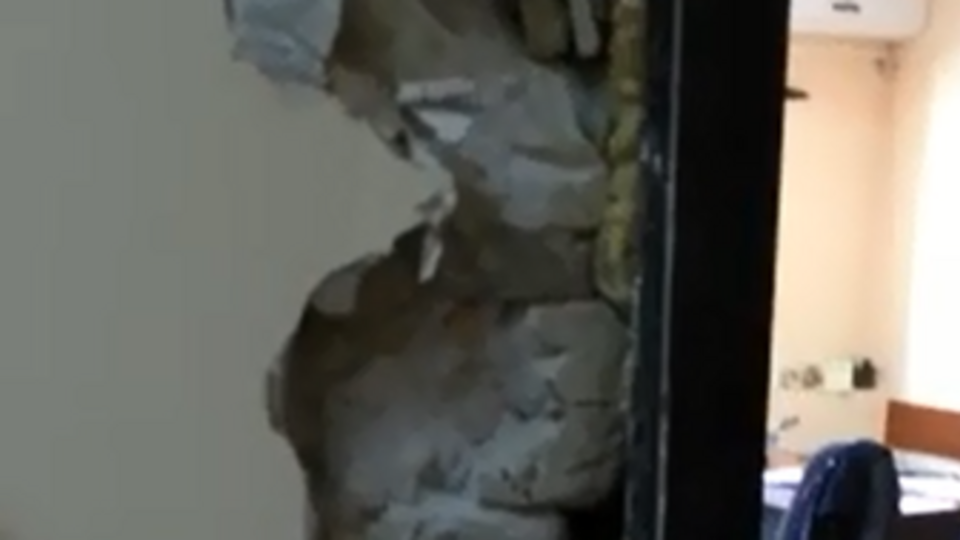 В офисе выбиты двери и разбиты окна