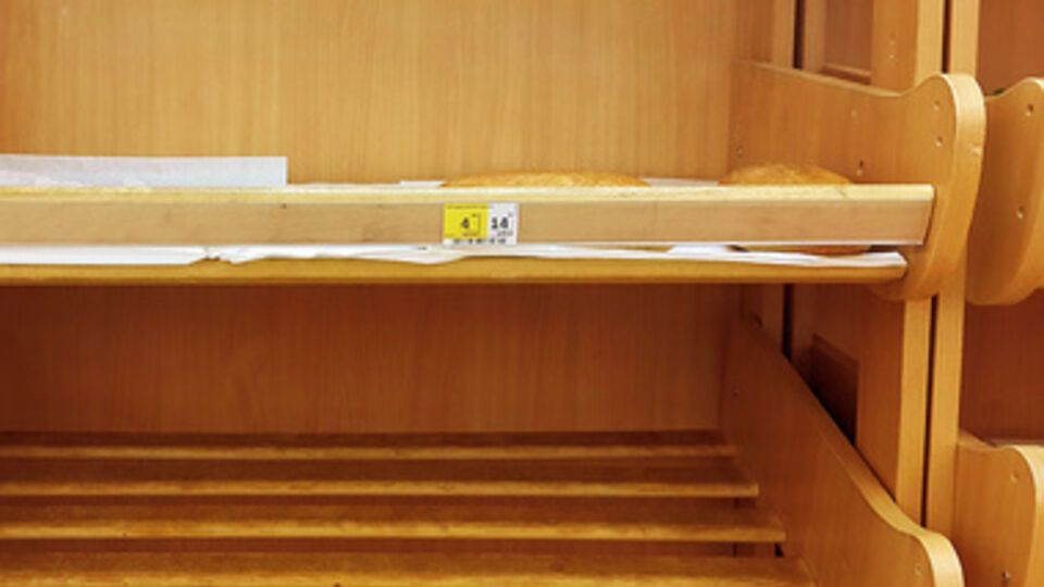 Продажа сети связана с трудностями с доставкой продуктов на полуостров