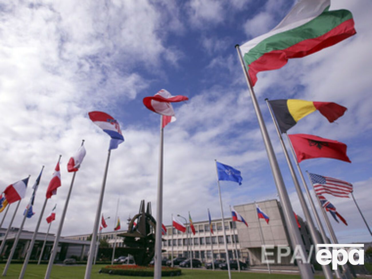 Тимошенко утверждает, что суд запретил "Батькiвщинi" готовить референдум по НАТО