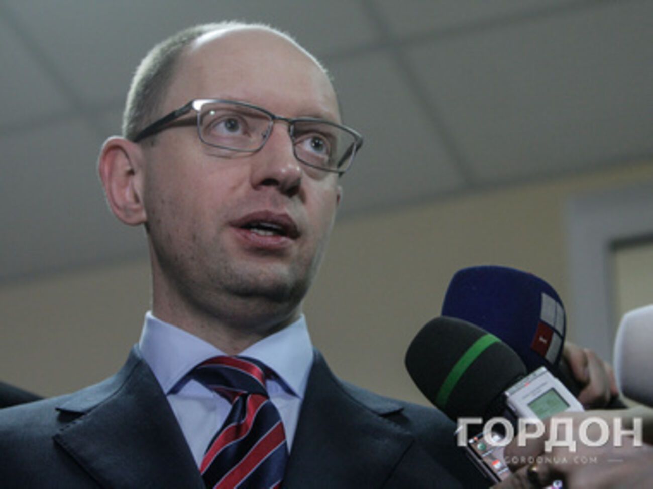 Арсений Яценюк --- Идеи проводить двусторонние переговоры и достигать двусторонних договоренностей с Россией --- не лучшая идея