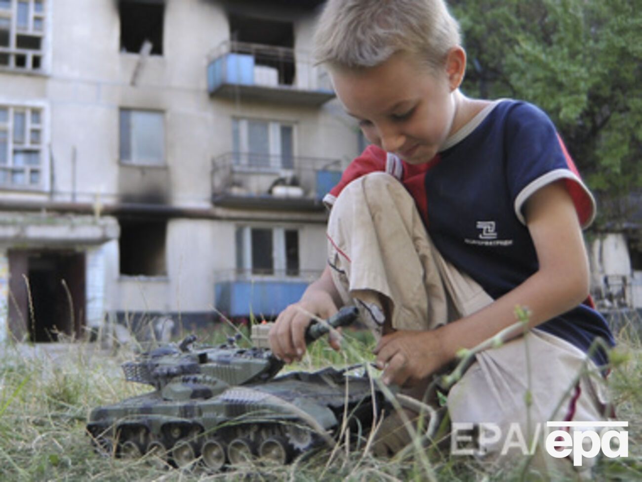 Коммунальщики продолжают возобновлять электроснабжение