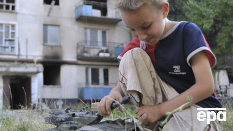 Коммунальщики продолжают возобновлять электроснабжение