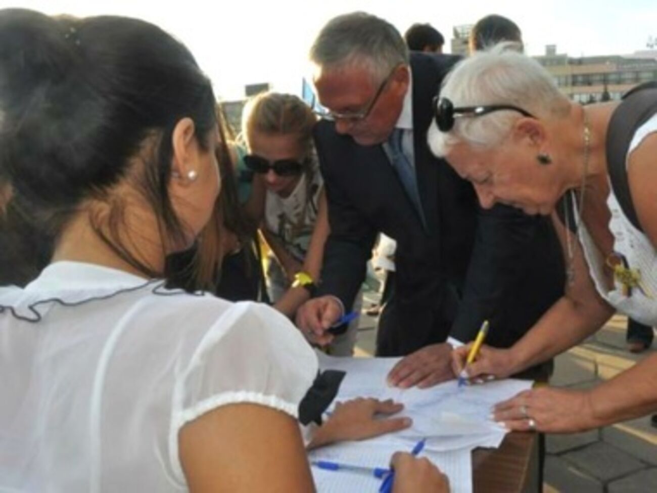 Местные жители подписывают резолюцию