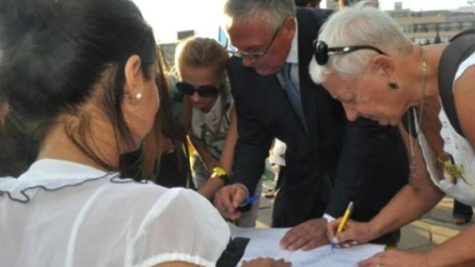 Местные жители подписывают резолюцию