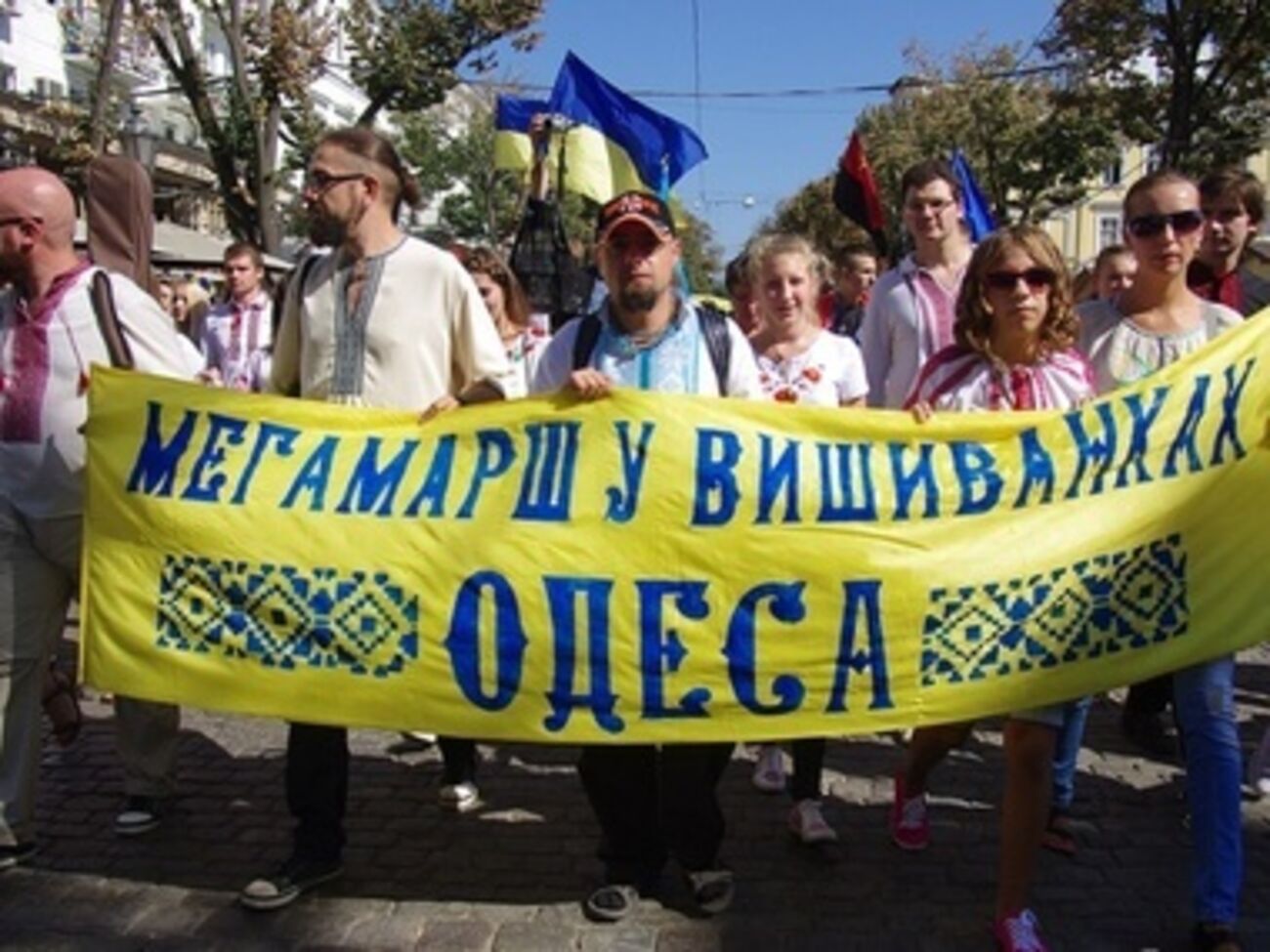 Участники шествия скандировали патриотические речевки