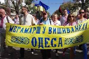 Участники шествия скандировали патриотические речевки