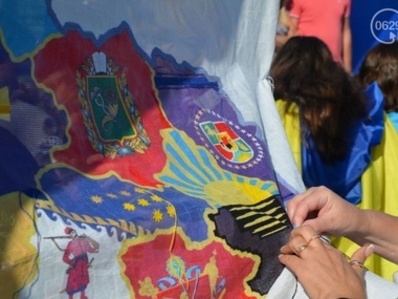 Мариупольцы своими руками "шили" Донецкую область&nbsp;