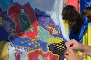 Мариупольцы своими руками "шили" Донецкую область