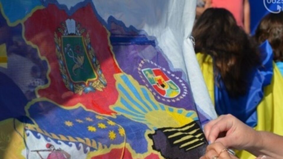 Мариупольцы своими руками "шили" Донецкую область