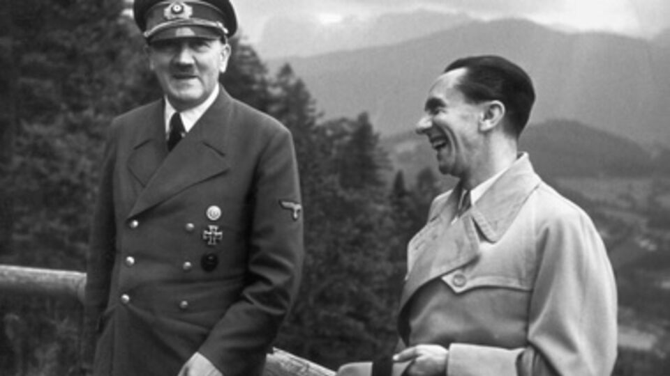 Адольф Гитлер и Йозеф Геббельс, с которым Борис Немцов сравнивает российских медиаменеджеров