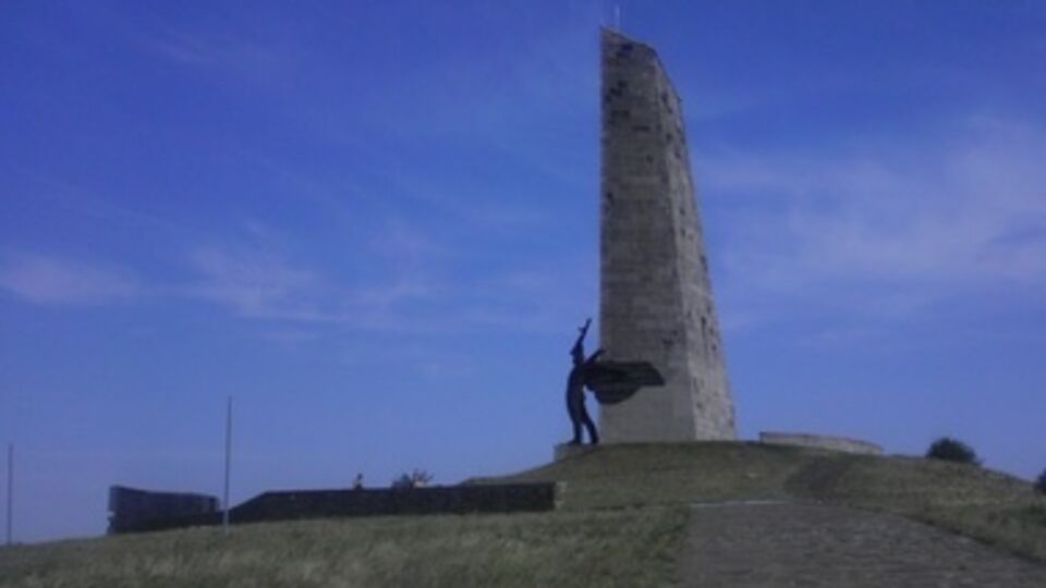 Вершина Саур-Могилы до разрушения мемориала в августе 2014 года