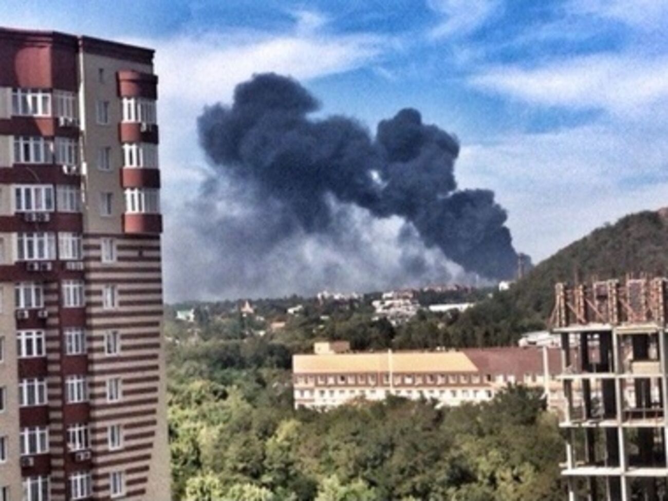 Из-за попадания снаряда загорелось здание терминала аэропорта