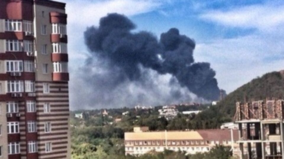 Из-за попадания снаряда загорелось здание терминала аэропорта