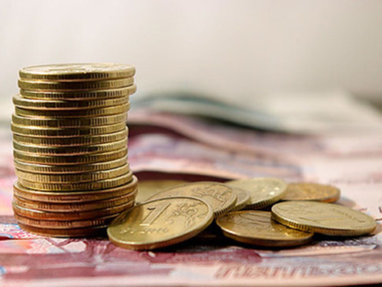 На фоне санкций Евросоюза и США рубль обновил исторический минимум