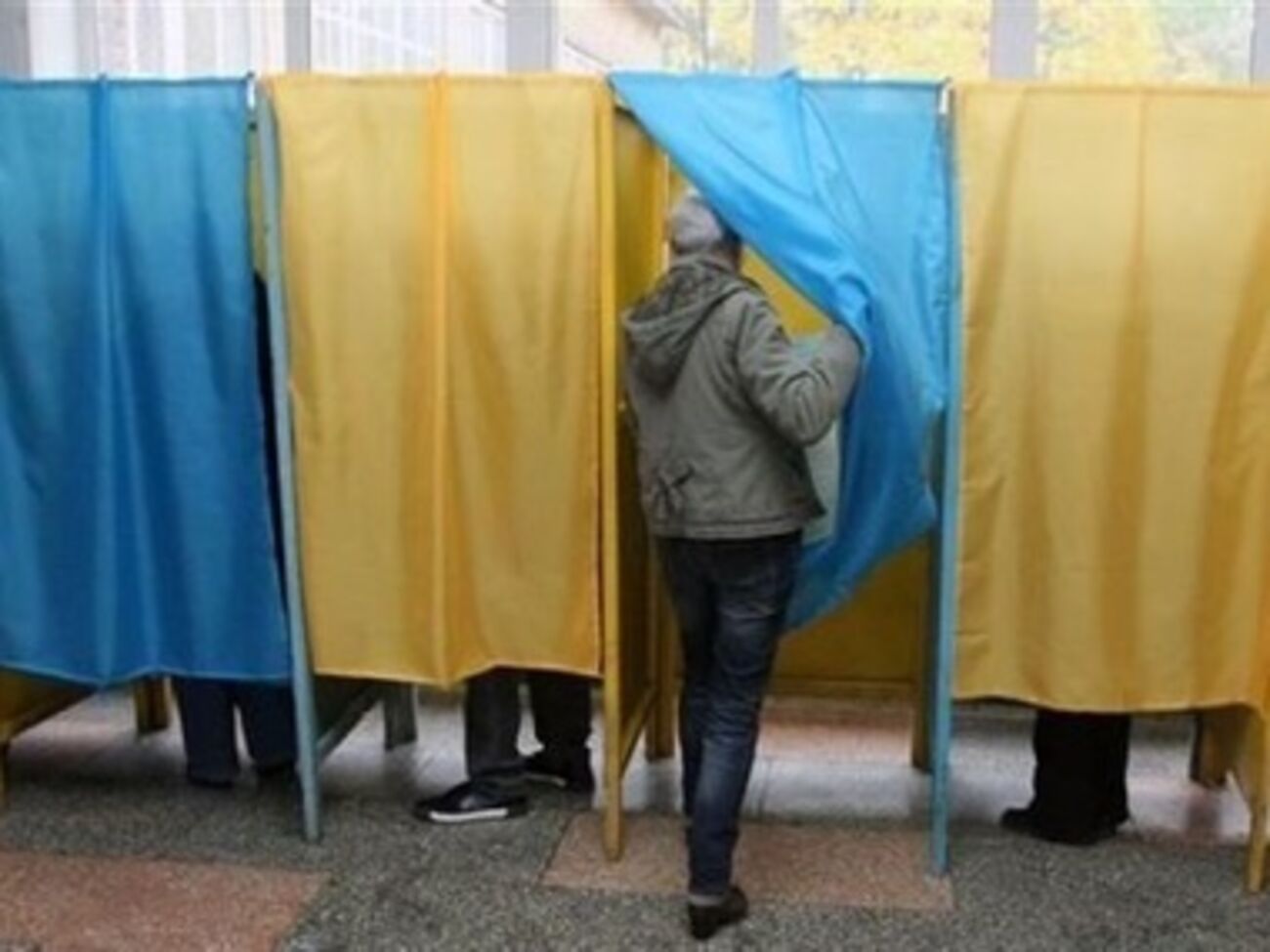 КИУ считает, что выборы на Донбассе могут пройти лишь в половине округов