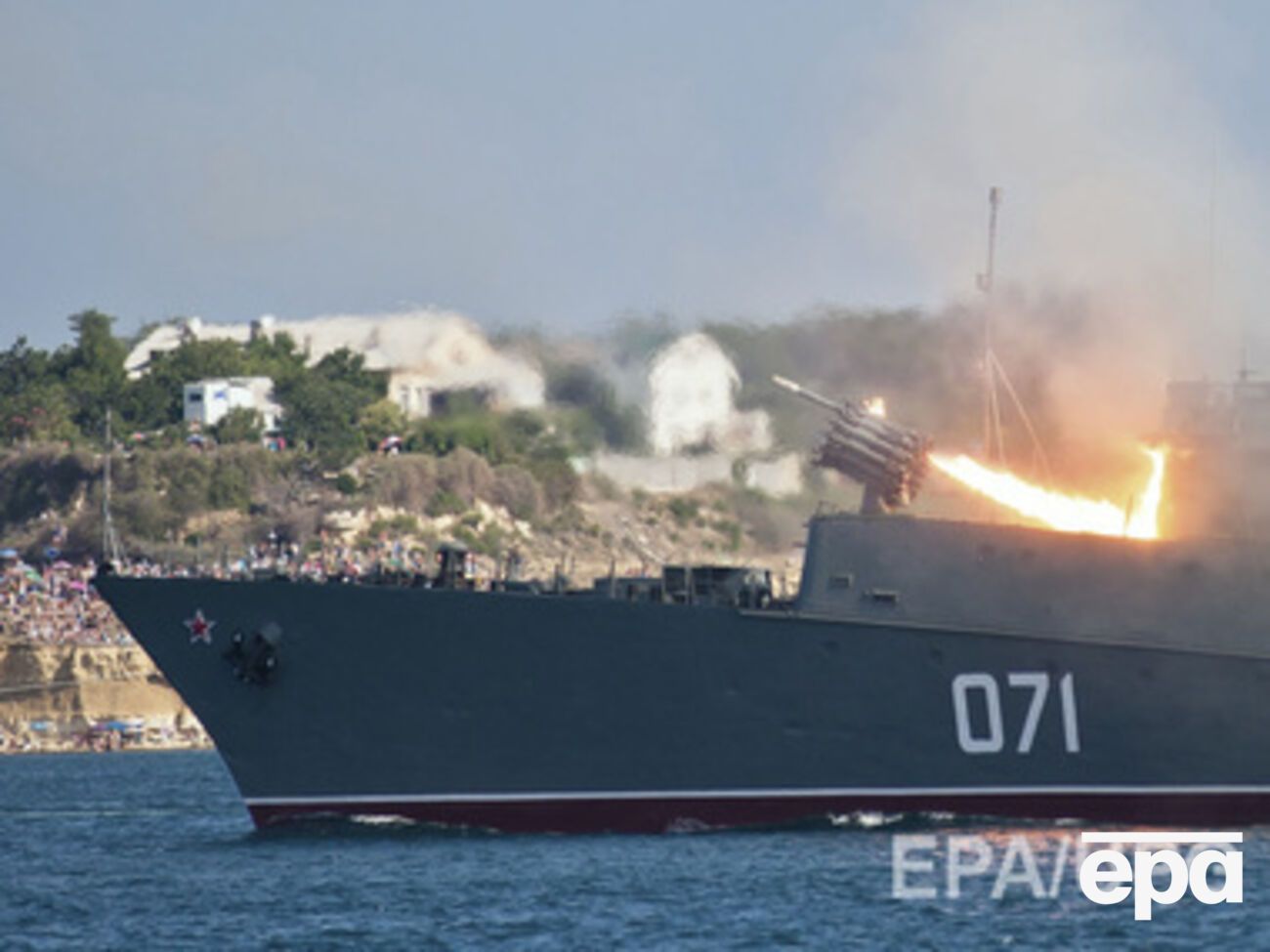 Русский военный корабль запускает ракету во время военно-морского парада в Севастополе 27 июля