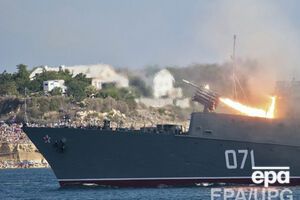 Русский военный корабль запускает ракету во время военно-морского парада в Севастополе 27 июля