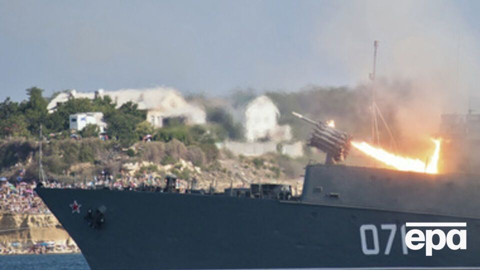 Русский военный корабль запускает ракету во время военно-морского парада в Севастополе 27 июля