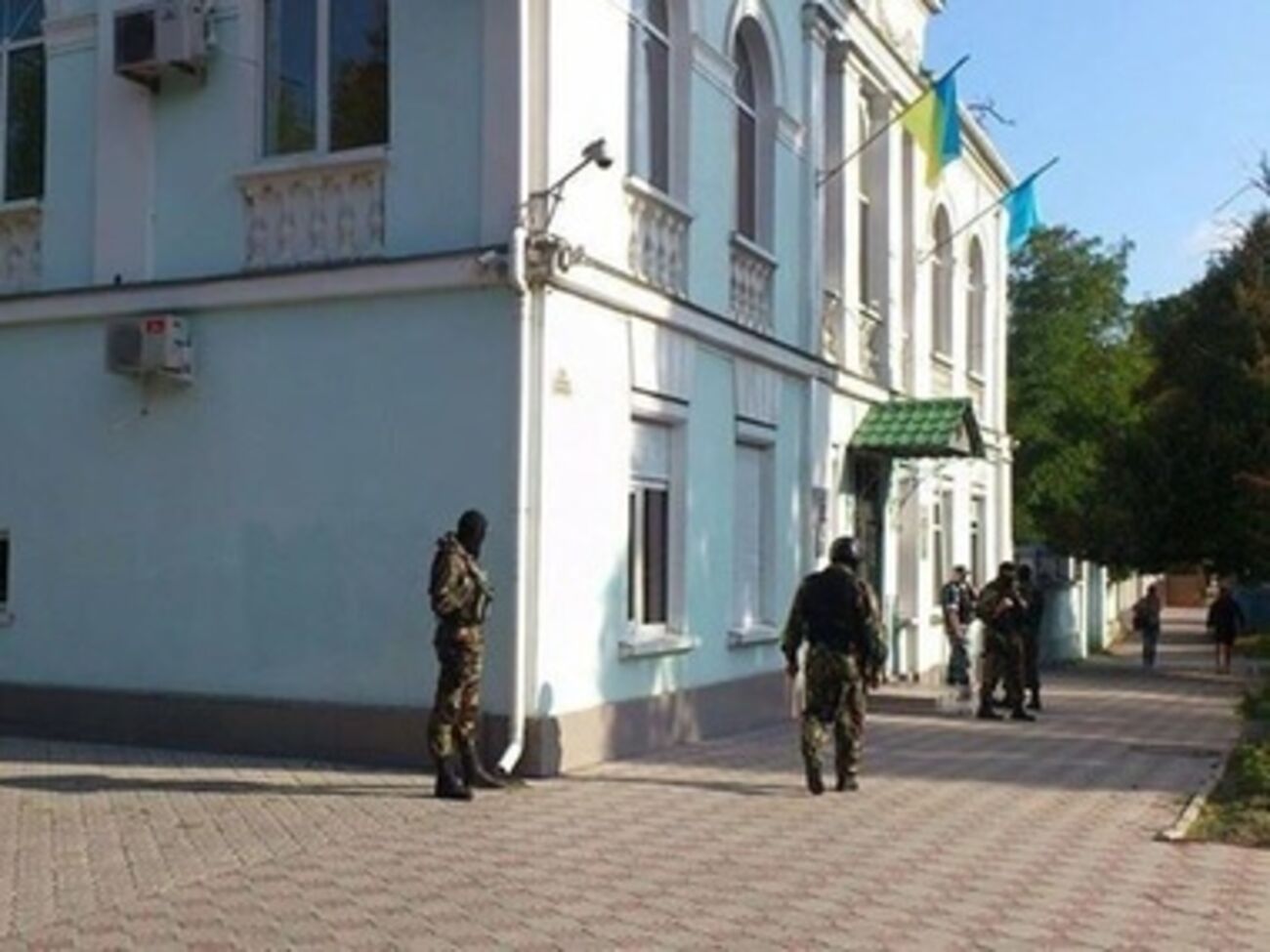 Люди в масках оцепили здание Меджлиса