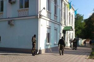 Люди в масках оцепили здание Меджлиса