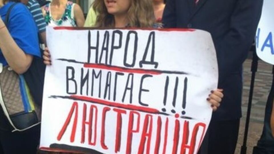 Под ВР продолжается митинг