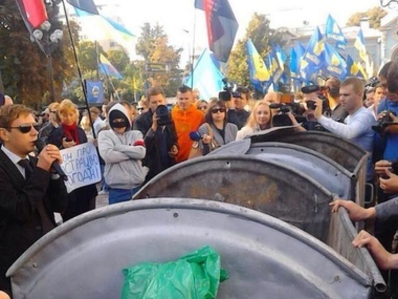 6 сентября в мусорный бак посадили одесского чиновника, сегодня инструмент для "люстрации" привезли под парламент