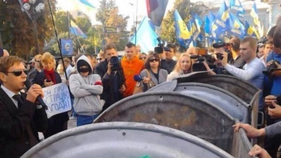 6 сентября в мусорный бак посадили одесского чиновника, сегодня инструмент для "люстрации" привезли под парламент