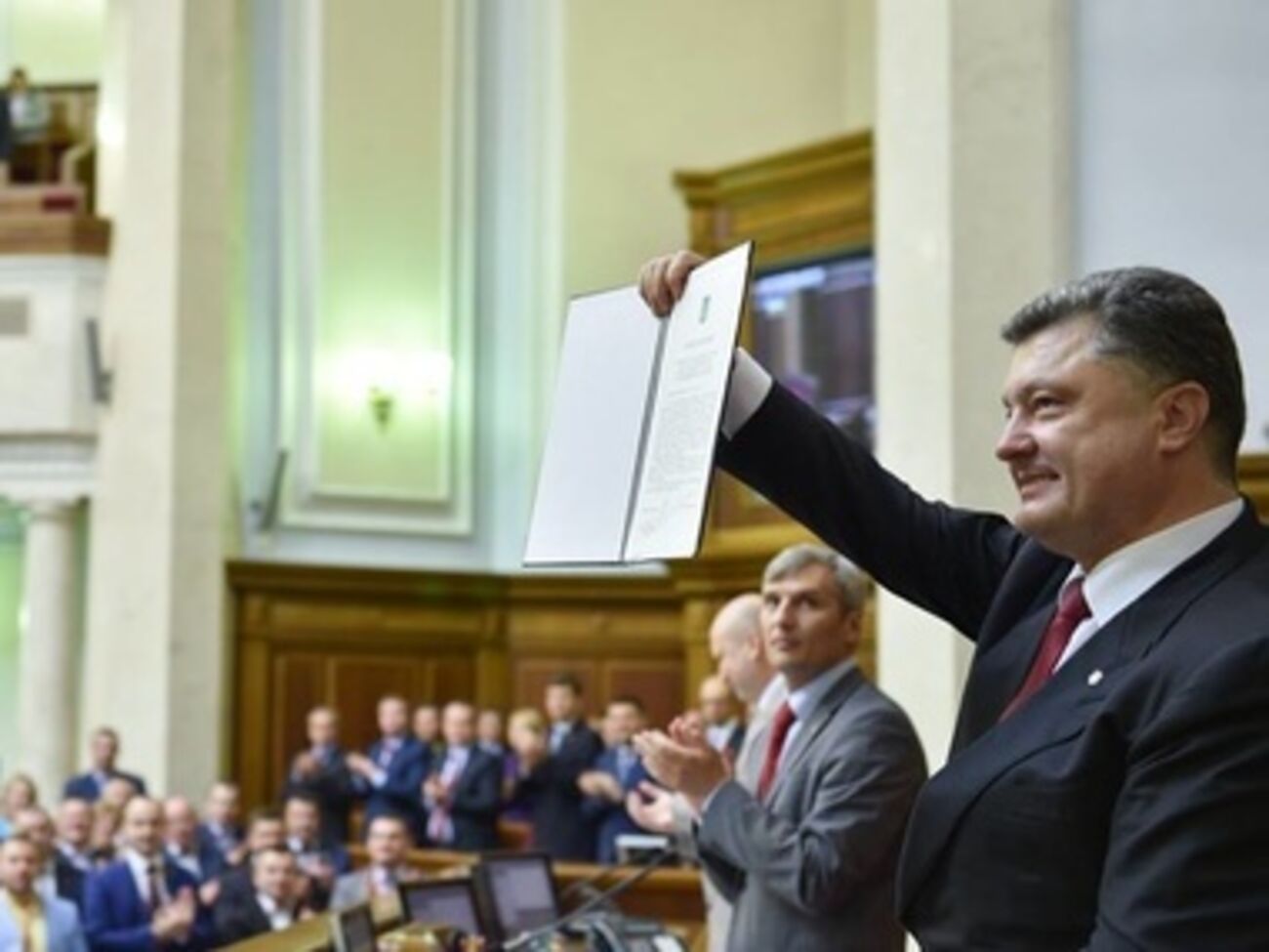 Порошенко с подписанным законом о ратификации СА