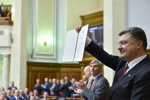 Порошенко с подписанным законом о ратификации СА