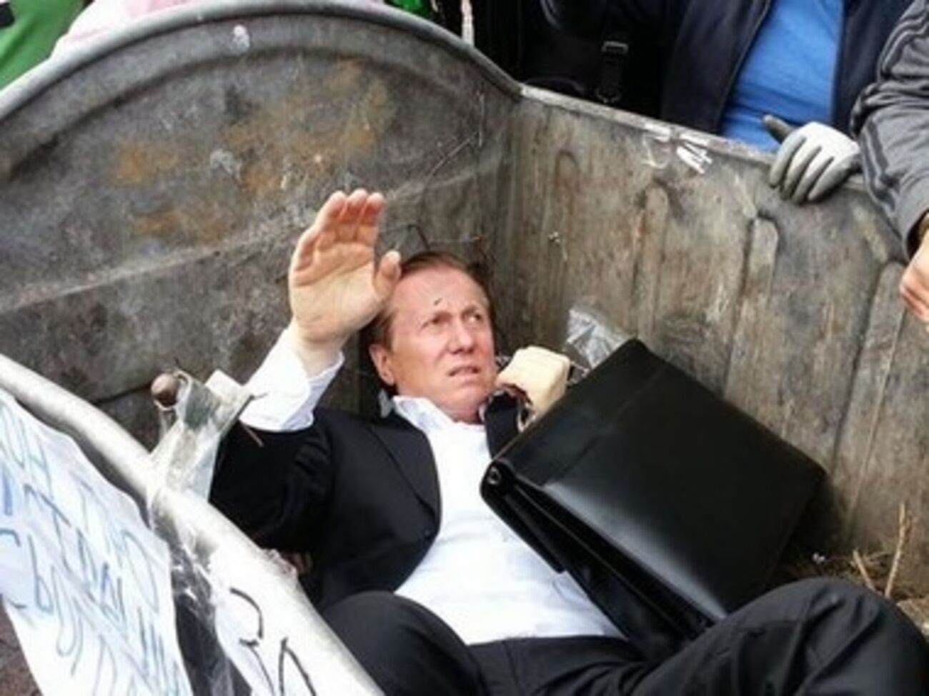 Виталий Журавский попал в руки митингующих