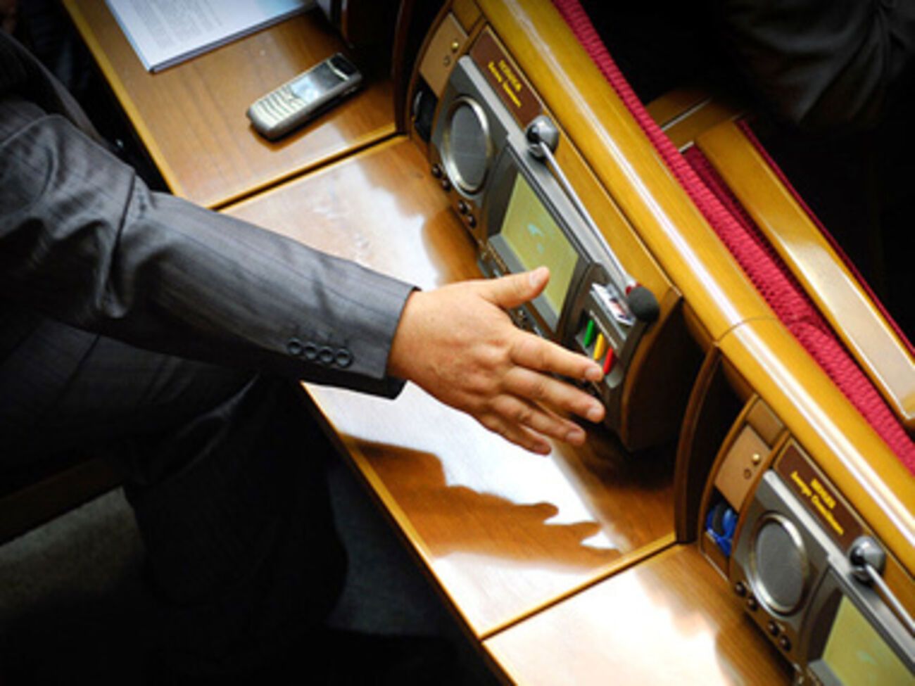 В момент голосования вся фракция "Свобода" и большая часть "Батькивщины" демонстративно вынули карточки из ячеек