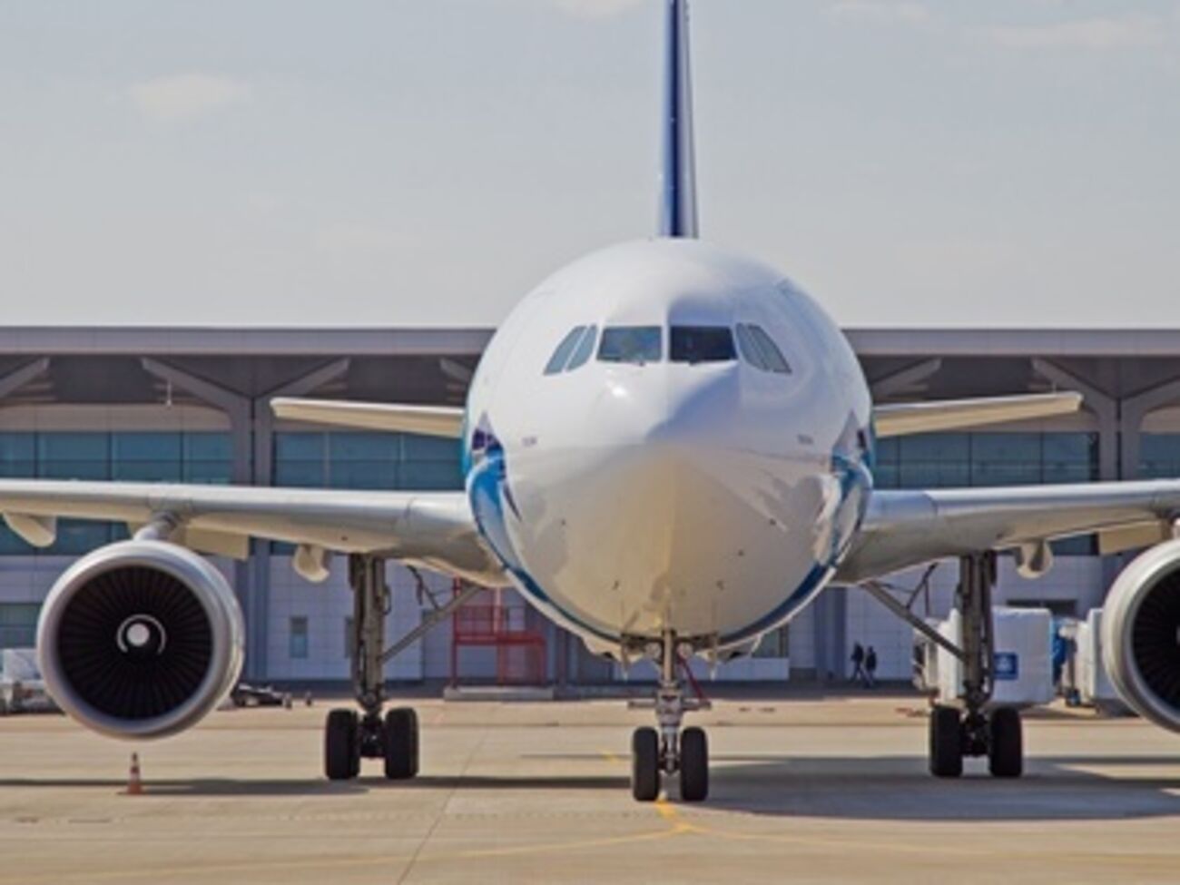 При реконструкции аэродрома подрядчик и заказчик вписали в акты лишние пункты