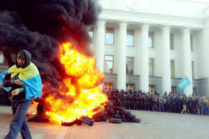 Требовавшие принятия закона о люстрации активисты перекрыли улицу Грушевского и зажгли покрышки под Радой. Фоторепортаж