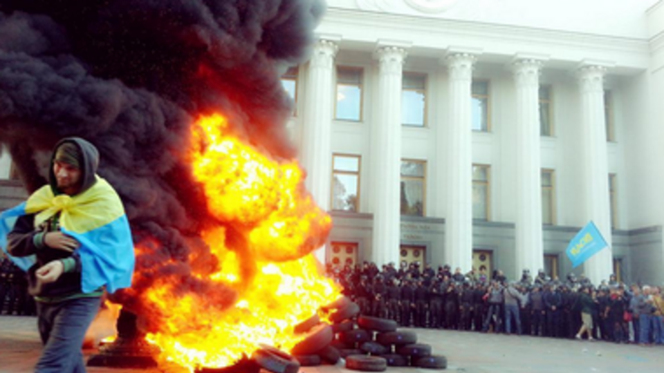 Требовавшие принятия закона о люстрации активисты перекрыли улицу Грушевского и зажгли покрышки под Радой. Фоторепортаж