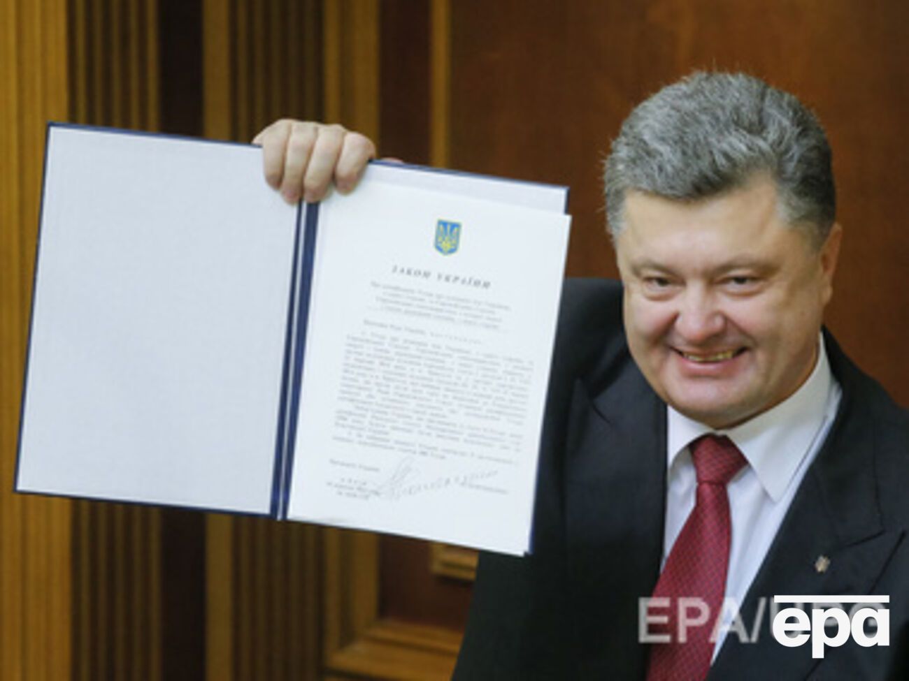 Петр Порошенко и президент Европарламента Мартин Шульц&nbsp;подписали&nbsp;документы сразу после голосования в парламентах Украины и Евросоюза