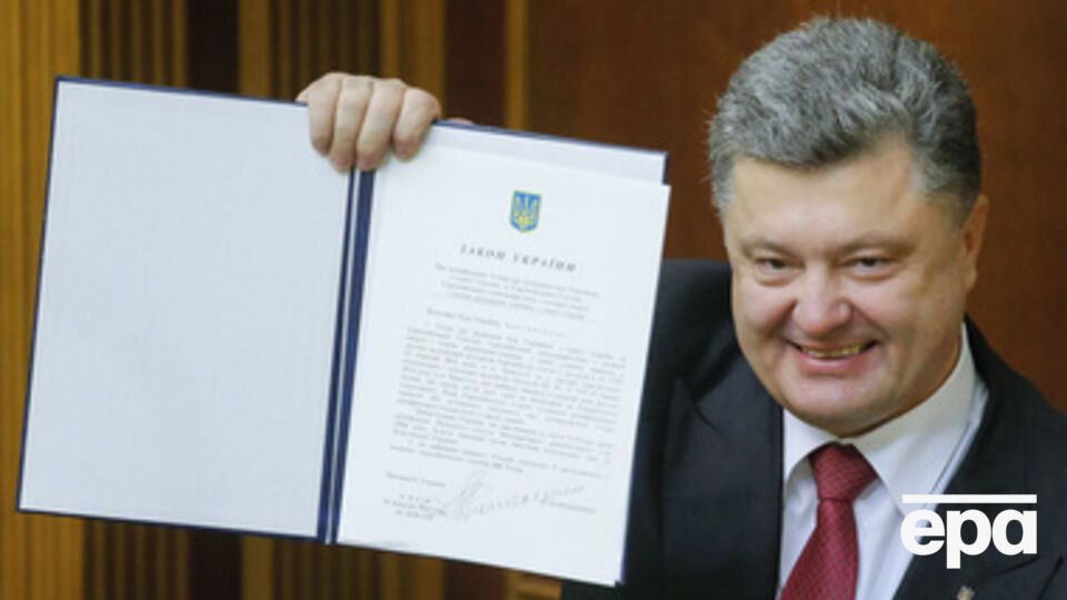 Петр Порошенко и президент Европарламента Мартин Шульц подписали документы сразу после голосования в парламентах Украины и Евросоюза