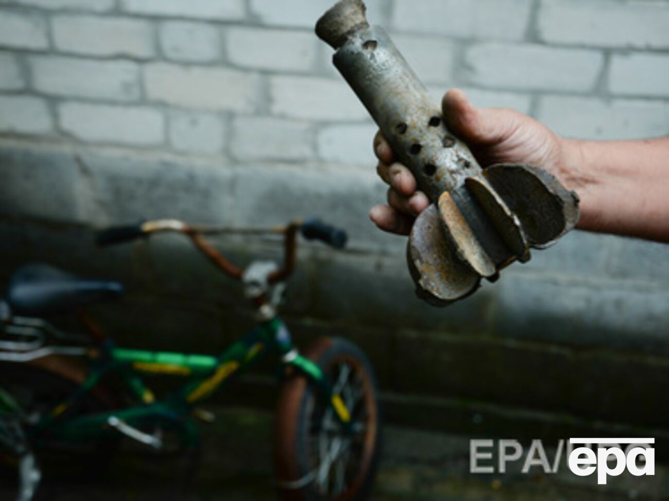 На головы мирных жителей Донбасса падают мины