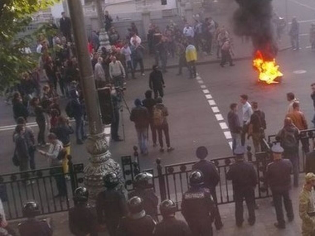 В результате стычек возле парламента есть пострадавшие