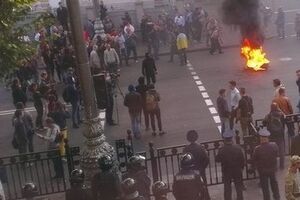 В результате стычек возле парламента есть пострадавшие