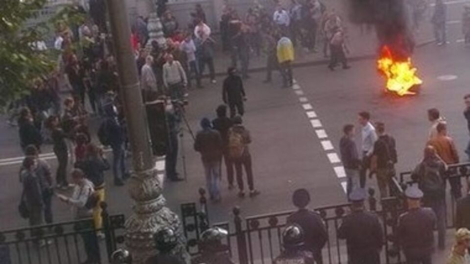 В результате стычек возле парламента есть пострадавшие