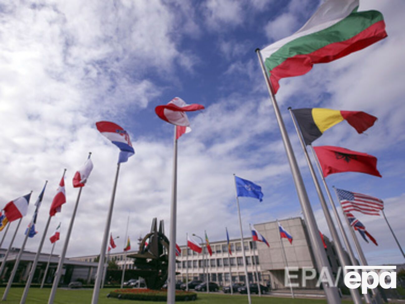 НАТО расценит как нарушение перемирия увеличение численности войск РФ в Крыму