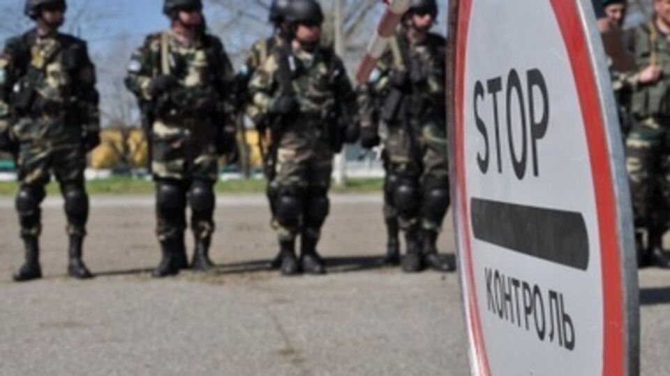 ГПС объясняет очереди "придирчивым досмотром" со стороны россиян