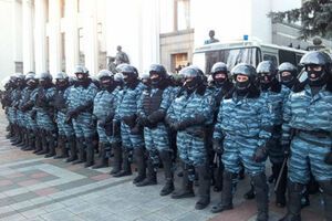 "Беркутовцы" были вынуждены охранять дом Пшонки