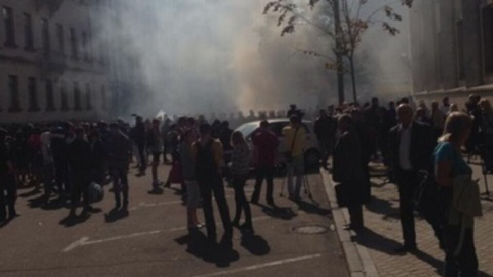 Милицию забрасывают петардами