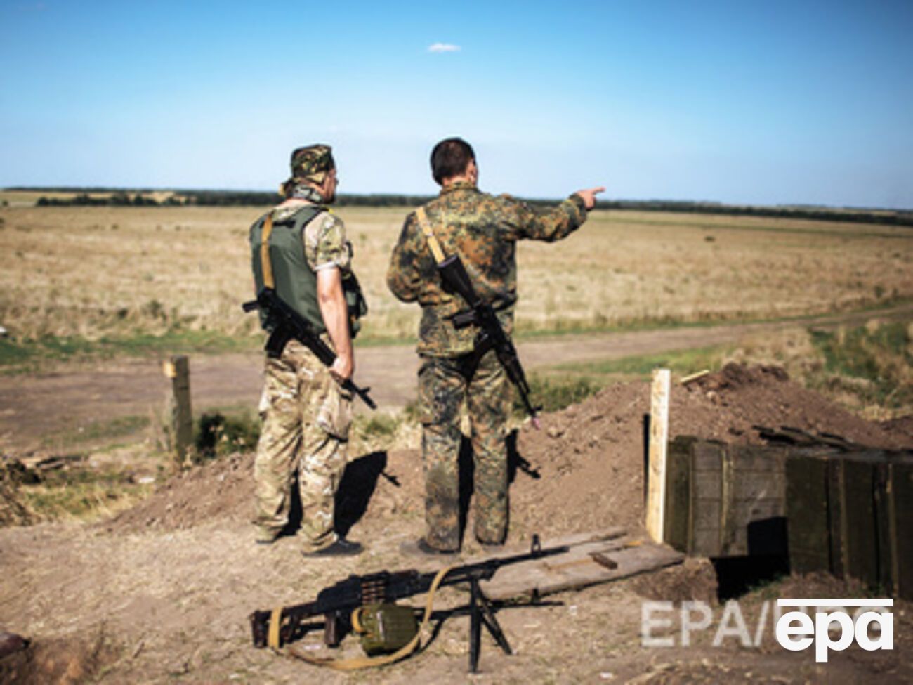 Украинские военные остановили микроавтобус с оружием