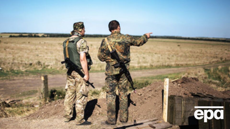 Украинские военные остановили микроавтобус с оружием