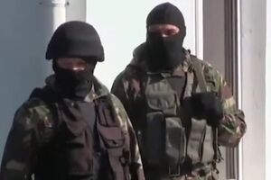 Обыск проводят сотрудники ФСБ